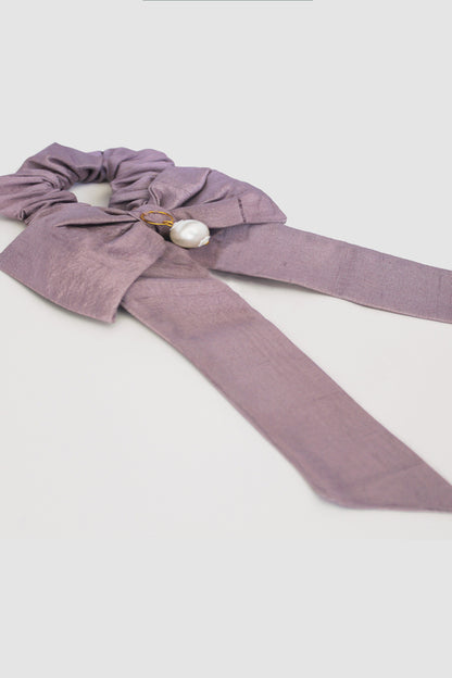 DANIA BOW SCRUNCHIE IN RAW SILK