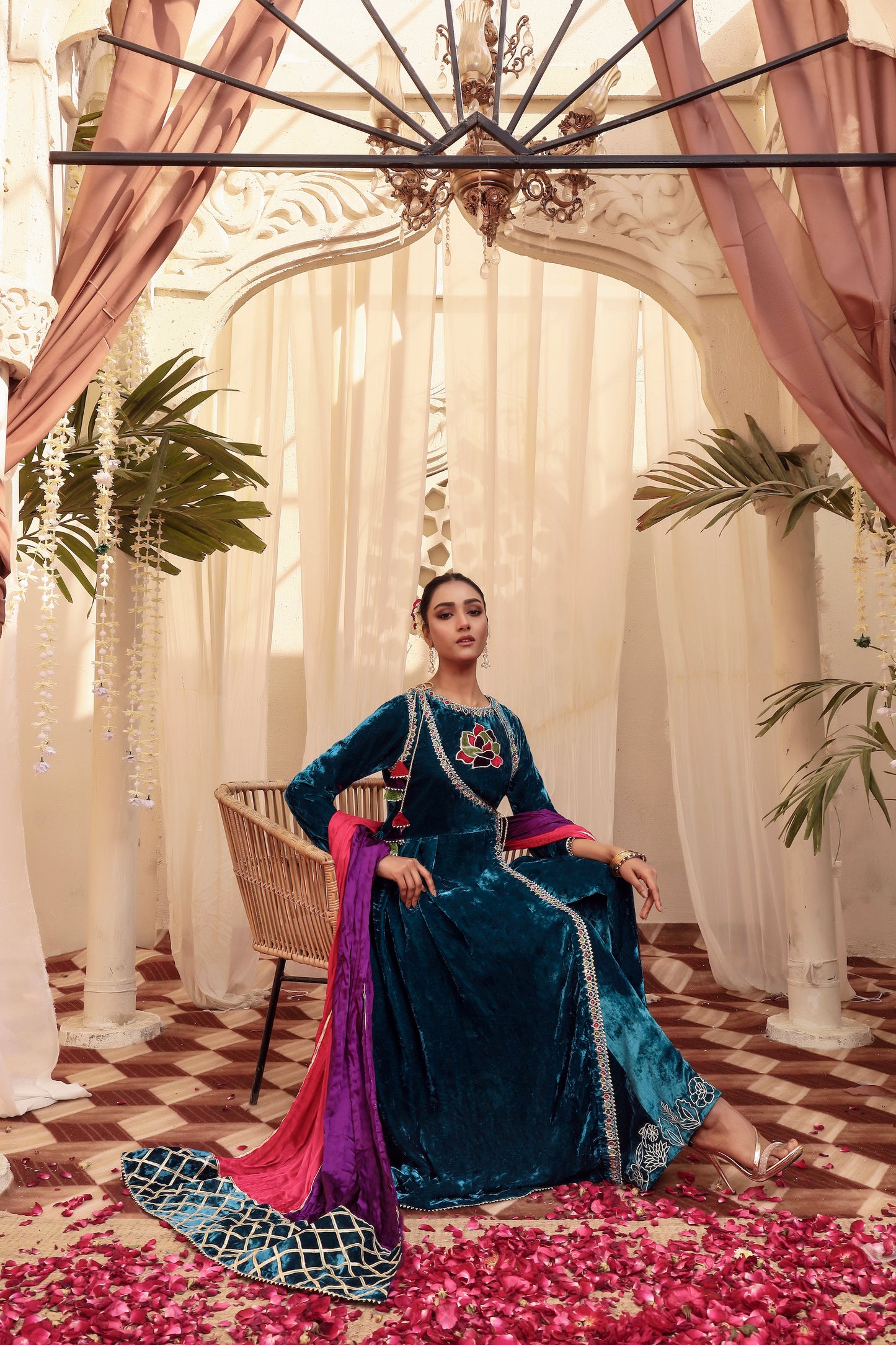 FOUZIA ANGARKHA, TROUSERS IN SILK VELVET AND DUPATTA IN SILK